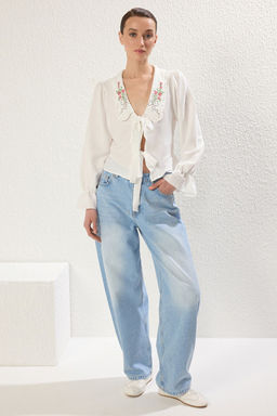 TRENDYOLMILLA Beyaz Yakada Nak?s Ve F?rf?r Detayl? Onden Baglamal? Regular Kal?p Dokuma Gomlek TWOSS25GO00033 фото 2