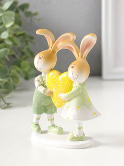 Фигурка полистоун Зайки-малыши в зелёных нарядах, с большим жёлтым сердцем, 13.5 см