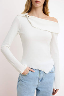 Ekru Fitted/Vucuda Oturan Asimetrik Yaka Aksesuar Detayl? Fitilli Esnek Orme Bluz TWOSS26BZ00072