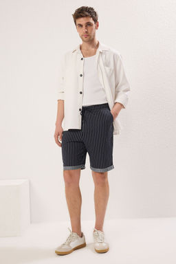 TRENDYOL MAN Siyah Regular Orta Boy/Normal Kesim Cizgili Sort TMNSS20SR0200