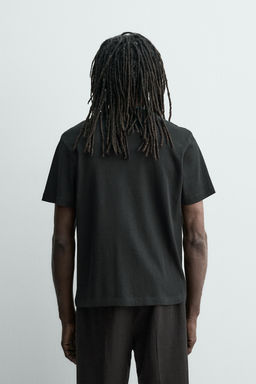 CAMISETA BOLSILLO AARON LEVINE X ZARA / Negro