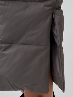 Пальто утепленное стеганное зимнее с капюшоном женское темно-серого цвета 9606TC