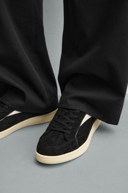 ZAPATILLA ESTILO RETRO / Negro