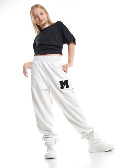 Брюки спортивные с эмблемой 22-7611 светло-серый меланж - Mini maxi фото 43