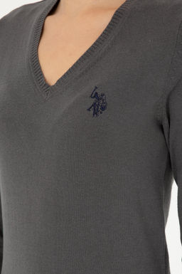 Женский базовый свитер антрацитового цвета с v-образным вырезом Неожиданная скидка в корзине - U.s. polo assn фото 7