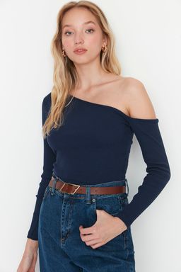 Trendyolmilla Indigo Fitted/Vucuda Oturan Asimetrik Yaka Omzu Ac?k Fitilli Esnek Orme Bluz TWOAW23BZ00088