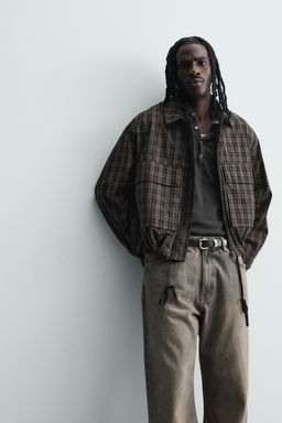 CAZADORA CROPPED FIT CUADROS / Negro / Marr?n