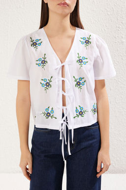 TRENDYOLMILLA Beyaz Nak?s Ve Baglama Detayl? Regular Normal Kal?p Dokuma Gomlek TWOSS25GO00080  фото 5