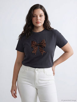 Bisiklet Yaka Fiyonk Bask?l? Kad?n Ti??rt