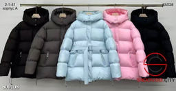 Тёплая зимняя куртка с глубоким капюшоном.