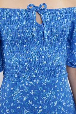 Mavi Cicekli Midi Gipeli Baglama Detayl? Belden Ac?lan Esnek Midi Elbise Orme Elbise TWOSS24EL01059