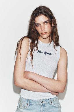 CAMISETA RIB BORDADO TEXTO / Gris vigor?