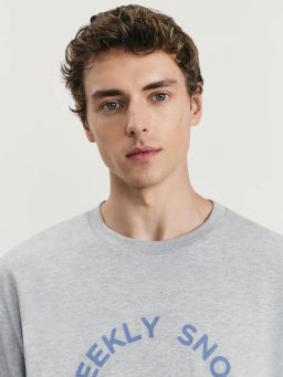 Футболка relax fit с принтом на груди / Zarina