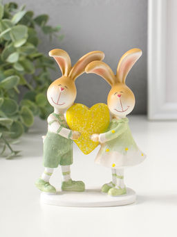 Сувенир полистоун "Зайки-малыши в зелёных нарядах, с большим жёлтым сердцем" 13,5 см