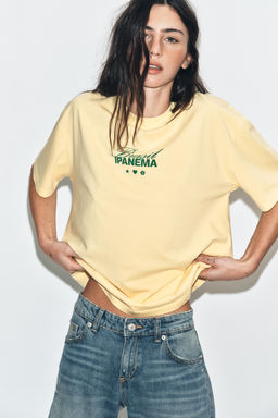 CAMISETA EFECTO LAVADO TEXTO / Amarillo