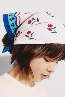 BANDANA ESTAMPADO FLORES / Crudo / Azul