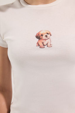 Ekru Pamuklu Kopek Bask?l? Vucuda Oturan Esnek Orme T-Shirt TWOSS25TS00095