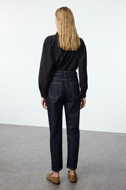 Koyu Mavi Yuksek Bel Mom Jeans TWOAW25JE00081 - Trendyolmilla фото 5