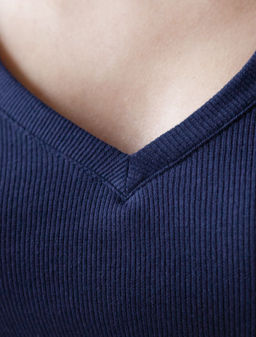 Футболка с V вырезом из фактурного трикотажа в рубчик