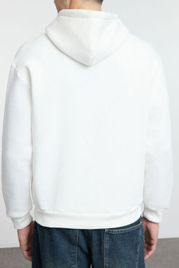 Ekru Oversize/Genis Kesim Yaz? Bask?l? Kapusonlu Sweatshirt TMNAW25SW00078 - Trendyolmilla фото 4