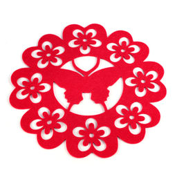 Салфетка под горячее (сервировочная) "Бабочка" д32см фетр, цвет - красный (Китай)