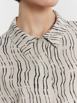 КОМПЛЕКТ ЖЕНСКИЙ (ЖАКЕТ, ШОРТЫ) полоски на молочном 592498