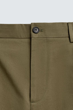 BERMUDA CORTA PLIEGUES AARON LEVINE X ZARA / KAKI OSCURO