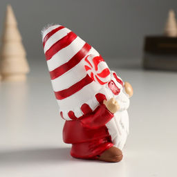 Фигурка полистоун «Дед Мороз в белом колпаке в красную полоску, с леденцом», 9×6.5×10 см