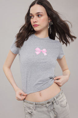 Gri Melanj Fitted/Vucuda Oturan Fiyonk Bask?l? Orme T-Shirt TWOSS25TS00082