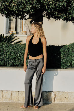 TOP HALTER BAJO REDONDEADO / Negro