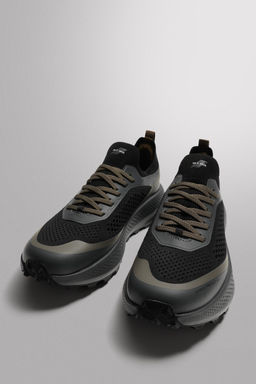 ZAPATILLA DE CORRER TRAIL / Negro