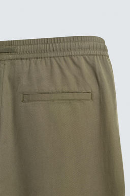 PANTAL?N FLUIDO RELAXED FIT / Oliva