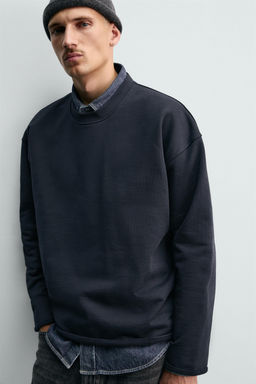 CREW NECK SWEATSHIRT WITH IRREGULAR FINISH - Zara фото 6