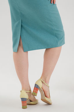 Полуприлегающее летнее платье с пуговицами и поясом зеленое