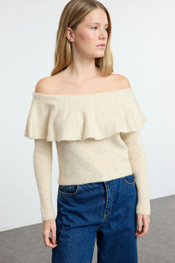 TRENDYOLMILLA Ekru Yumusak Dokulu Carmen Yaka Triko Kazak TWOAW25KZ00392