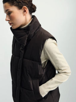 Утепленный стеганый жилет со стойкой-воротником / Zarina