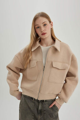 Крутой бомбер стандартного кроя из плотной ткани