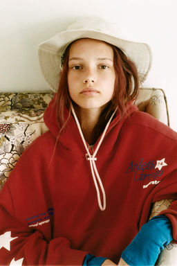 SUDADERA CAPUCHA ESTAMPADO TEXTO / Rojo
