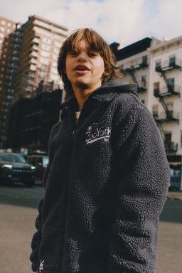 FAUX SHEARLING OVERSHIRT WITH REMOVABLE HOOD AND EMBROIDERED ZOO YORK® X ZARA DETAIL  фото 13