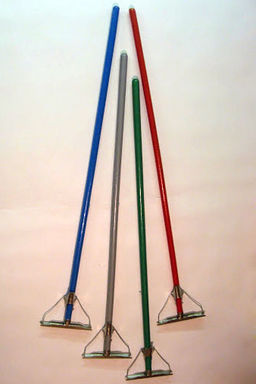 Тряпкодержатель_ЕВРО с дер. ручкой в цветн.пленке (1,20м; 20см) арт. 486 БШК