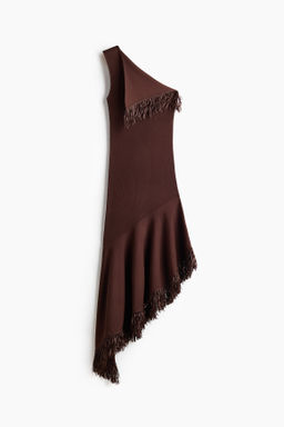 Vestido de un hombro con flecos