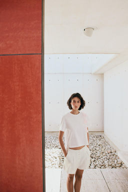 CAMISETA FLOR RELIEVE / Blanco