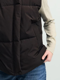 Утепленный стеганый жилет со стойкой-воротником / Zarina