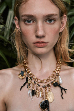 PACK OF 2 NECKLACES WITH MEDALS AND CHARMS