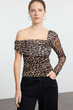 Kahverengi Leopar Bask?l? Asimetrik Yaka Vucuda Oturan Esnek Orme Bluz TWOAW25BZ00314