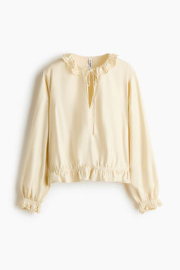 Blusa con ribetes de volante