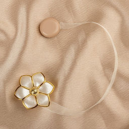 Цена за 5 шт. Подхват для штор Цветок, d = 5,5 см, цвет молочный/золотой - Арт узор фото 2