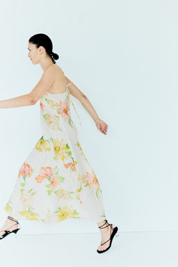 Vestido con tirantes espagueti