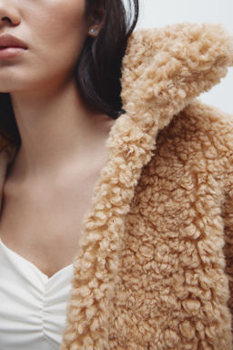 Chaqueta cropped de borreguito - H&m фото 7