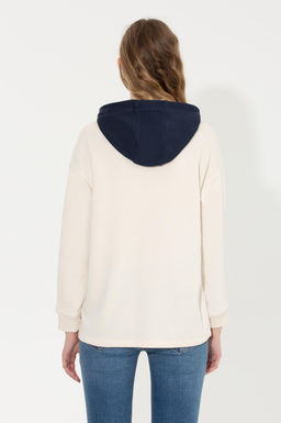 Kad_n Ekru Kap__onlu Sweatshirt